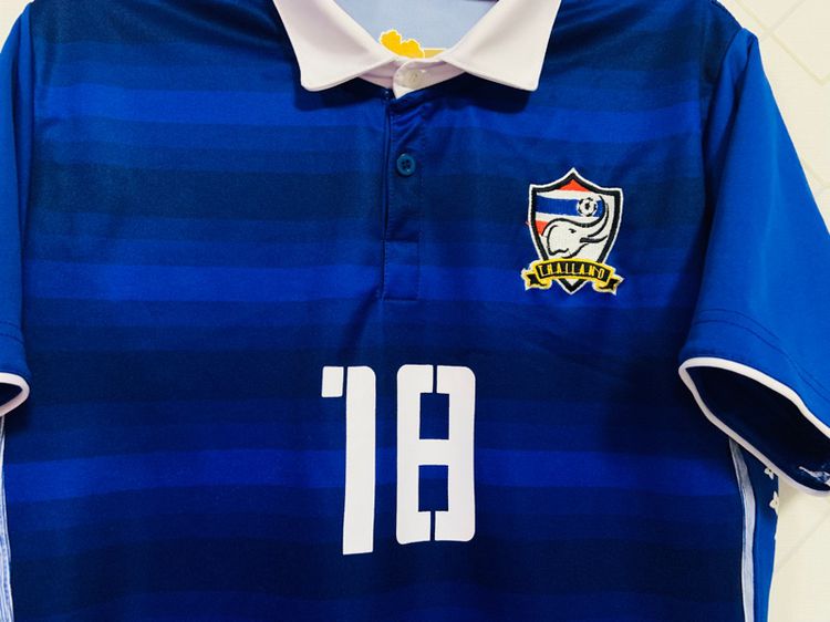 เสื้อกีฬาทีมไทย S.CHNATHIP แท้ 💯 size M วัดจริง ขนาด อก 20 ยาว 27 นิ้ว สภาพใหม่มาก สกีนเบอร์ชื่อครบทรงสวย ดีเทลสวย หายากน่าสะสมครับ รูปที่ 4