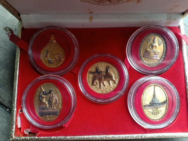 ชุดเหรียญ ร.5 กล่องสีทอง(ของบ้านบูชาเก่า) รูปที่ 3