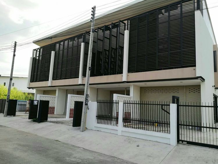 อื่นๆ มีบางส่วน 2018 ขายรวมทาวน์โฮม2ชั้น 4 ห้อง ใกล้รร.วารีเชียงใหม่