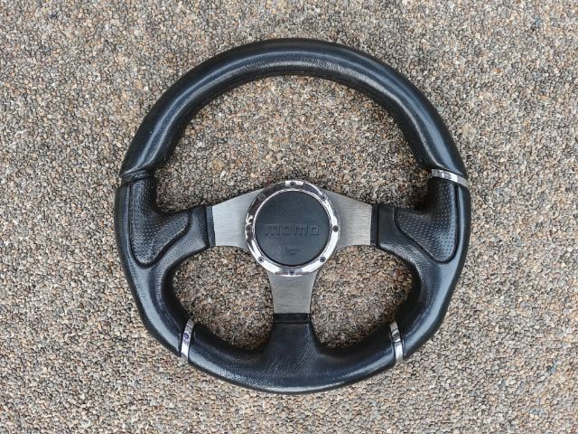 พวงมาลัย MOMO งานเทียบนะครับ สภาพสวย ใส่รถซิ่งได้หลายรุ่น ราคาประหยัด