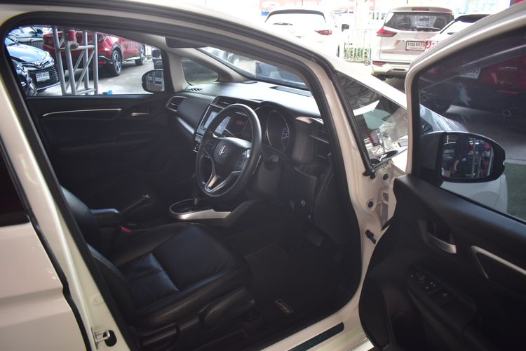 Honda Jazz 2017 1.5 SV i-VTEC Sedan เบนซิน ไม่ติดแก๊ส เกียร์อัตโนมัติ ขาว รูปที่ 2