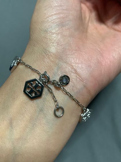 สร้อยข้อมือ Tory burch (HEX LOGO CHARM BRACELET) ของแท้ (มือหนึ่ง) ของจริงน่ารัก สีเงิน โลโก้Toryตุ้งติ้ง สวยหรูดูดี รูปที่ 6