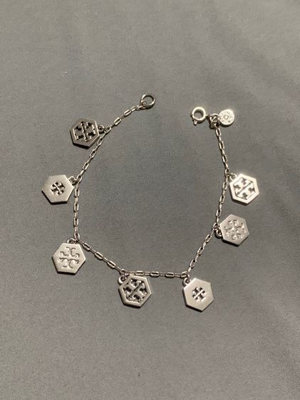 สร้อยข้อมือ Tory burch (HEX LOGO CHARM BRACELET) ของแท้ (มือหนึ่ง) ของจริงน่ารัก สีเงิน โลโก้Toryตุ้งติ้ง สวยหรูดูดี รูปที่ 10
