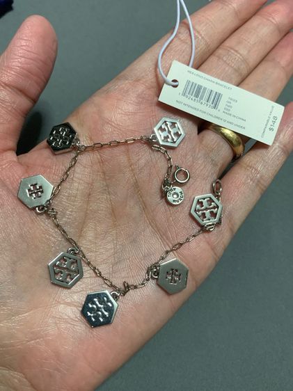 สร้อยข้อมือ Tory burch (HEX LOGO CHARM BRACELET) ของแท้ (มือหนึ่ง) ของจริงน่ารัก สีเงิน โลโก้Toryตุ้งติ้ง สวยหรูดูดี รูปที่ 4