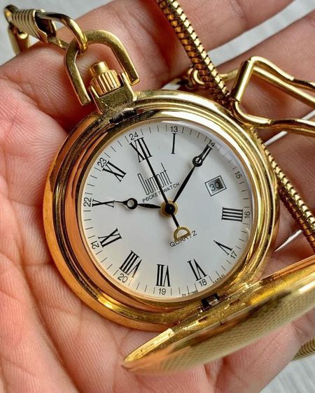 DUMONT POCKET WATCH QUARTZ

นาฬิกาพกทองสวยๆ หลักโรมัน มีช่องบอกวันที่ พร้อมสายทองสวยๆ