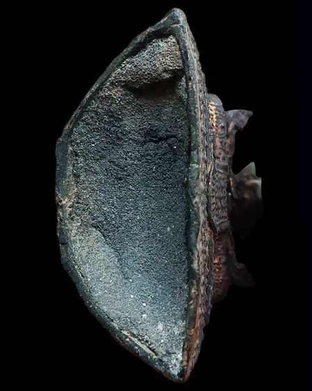 พระพุทธรูปบูชาสมัยรัตนโกสินทร์ นั่งทรงเครื่องปางสมาธิ เนื้อโลหะผสมลงรักปิดทอง ก้นดินไทย หน้าตักเกือบ 2 นิ้ว สร้างปี พ.ศ. 2325-2500 ขนาดสูง 5 รูปที่ 5