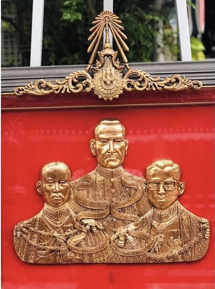 กรอบรูปไม้สัก รูปหล่อเคลือบทองแดง สามพระมหากษัตริย์มหาราช ในหลวงรัชกาลที่ 1 รัชกาลที่ 5 และรัชกาลที่ 9 ตราสัญญลักษณ์ครุฑ เป็นโลหะ รูปที่ 2