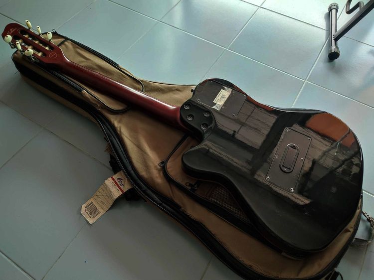 Godin Acs Slim Sa Nylon String เป็นคลาสิคไฟฟ้า  ตัวนี้เป็นรุ่นที่มี midi ต่อ Synth ได้ครับ ปกติใช้ ปิ๊คอัพ Gk2 -ต่อ synth จะใช้ได้กับสายเหล็ รูปที่ 10