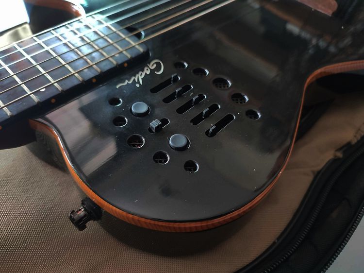 Godin Acs Slim Sa Nylon String เป็นคลาสิคไฟฟ้า  ตัวนี้เป็นรุ่นที่มี midi ต่อ Synth ได้ครับ ปกติใช้ ปิ๊คอัพ Gk2 -ต่อ synth จะใช้ได้กับสายเหล็ รูปที่ 16