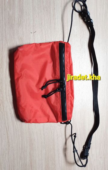 UNIQLOกระเป๋าสะพาย สีสันสดใส ตัวกระเป๋าไนลอน สายกระเป๋าโพบีเอสเคอร์ ขนาดกระเป๋า 22.5×16 cm. มีช่องเก็บของหน้าหลัง (Original) รูปที่ 6
