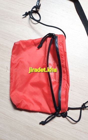 UNIQLOกระเป๋าสะพาย สีสันสดใส ตัวกระเป๋าไนลอน สายกระเป๋าโพบีเอสเคอร์ ขนาดกระเป๋า 22.5×16 cm. มีช่องเก็บของหน้าหลัง (Original) รูปที่ 5
