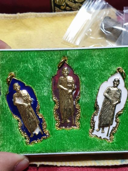 เหรียญยืนหลวงพ่อบุญเย็น รุ่นแรก ชุดกรรมการ 3 เหรียญ ปี 21 จังหวัดเชียงใหม่ หายากแล้ว รูปที่ 2