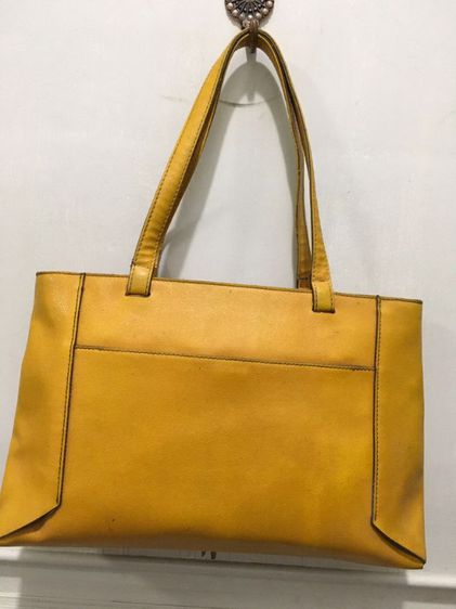 กระเป๋าหนัง Brand: Biyibi แท้ สีเหลือง หนังนิ่มมาก ขนาดก้น 6x32 ซม สูง 20 ซม 200 บาท รูปที่ 3