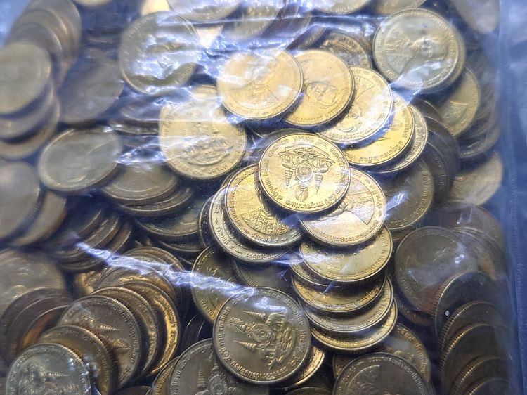 เหรียญยกถุง (400 เหรียญ) เหรียญ 25 สตางค์ สีทองเหลือง ที่ระลึก กาญจนาภิเษก ไม่ผ่านใช้ พ.ศ. 2539 รูปที่ 3