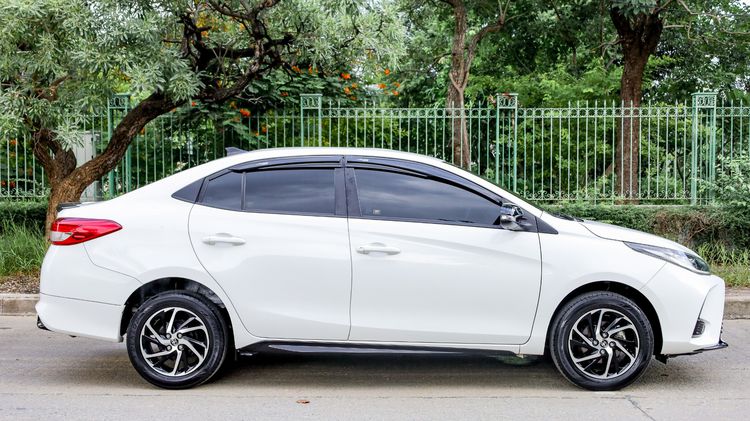 Toyota Yaris ATIV 2021 1.2 Sport Sedan เบนซิน ไม่ติดแก๊ส เกียร์อัตโนมัติ ขาว รูปที่ 4