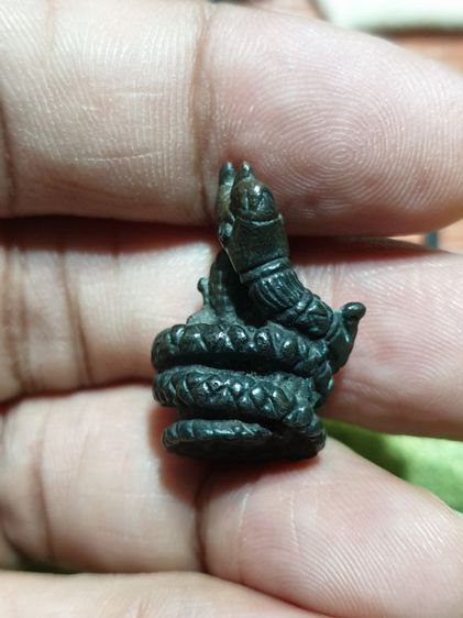 พระอุปคุตทรงพญานาค เนื้อสัมฤทธิ์ เก่าไม่ทราบวัดและปีที่ออก สภาพเก่าตามภาพ รูปที่ 2