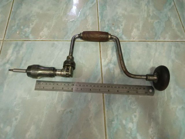 สว่านมือเสือ