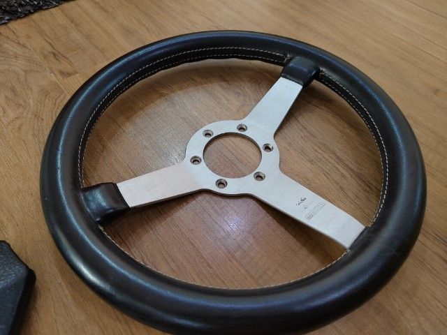 พวงมาลัย MOMO 13 นิ้ว ยุค 84-92 วินเทจ หายาก อุปกรณ์ครบ สภาพสวย สไตล์ RETRO เข้ากับรถหลายรุ่นเช่น ม้ากระโดด DX ดัสสัน b310 620 ช้างเหยียบ Sunny b11 อื่นๆ รูปที่ 2