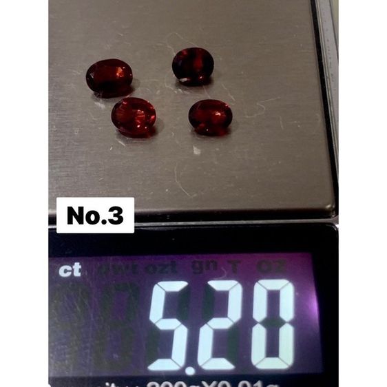 Garnet พลอยโกเมนเป็นหนึ่งในนพรัตน์รัตนชาติที่มีลักษณะเป็นสีแดงแก่ก่ำ ชาวอินเดียโบราณเชื่อว่า โกเมนจะเป็นเครื่องรางอันทรงพลัง รูปที่ 5