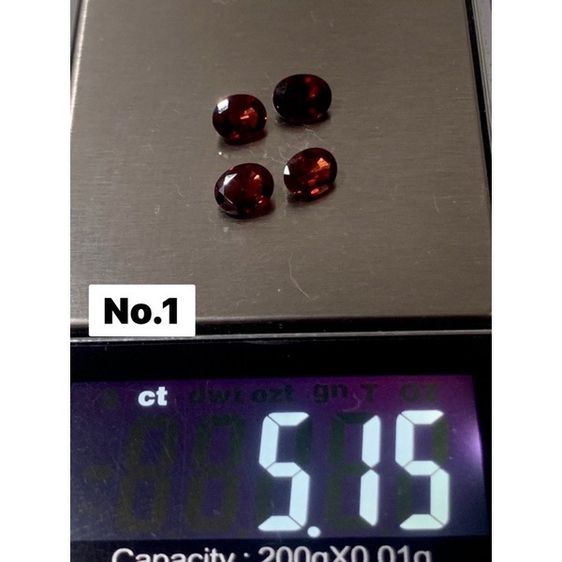 Garnet พลอยโกเมนเป็นหนึ่งในนพรัตน์รัตนชาติที่มีลักษณะเป็นสีแดงแก่ก่ำ ชาวอินเดียโบราณเชื่อว่า โกเมนจะเป็นเครื่องรางอันทรงพลัง รูปที่ 3