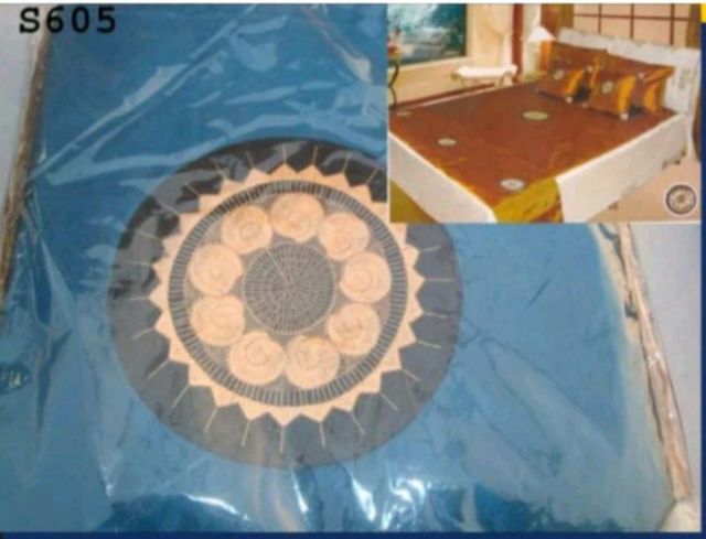ชุดเครื่องนอนผ้าไหมขนาดใหญ่ (200×260 ซม.) มี 6 ชิ้น ในแพ็ค  ผ้าคลุมเตียง 1 ผืน รันเนอร์ 1  ปลอกหมอนอิง 2  ปลอกหมอนหนุน 2 รูปที่ 1