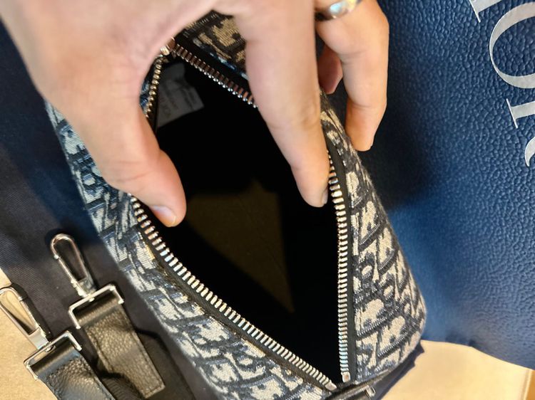 กระเป๋า ROLLER MESSENGER BAGBeige and Black Dior Oblique Jacquard มือสอง สภาพใหม่มากๆ รูปที่ 2