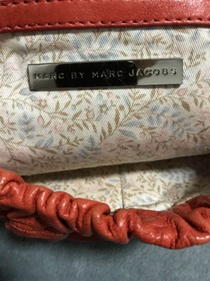 กระเป๋าคลัทช์ ยี่ห้อ Marc By Marc Jacobs แท้ 💯✔️ สภาพมีร่องรอยการใช้งานทั่วไป ขนาดกว้าง 13 นิ้ว สูง 9 นิ้ว รูปที่ 6