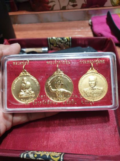 เหรียญหลวงพ่ออี๋ พระเจ้าตาก กรมหลวงชุมพร วัดสัตหีบ ปี 43 พิมพ์ใหญ่ ชุด3เหรียญ พิธีใหญ่ เหรียญประสบการณ์ รูปที่ 8