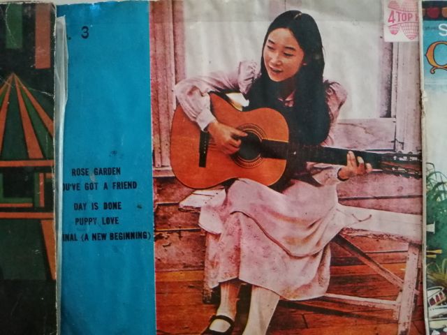 ขายแผ่นเสียงมีทั้งเพลงจีนและเพลงไทยและเพลงสากลแผ่นใหญ่ราคาแผ่นละ 200 บาทแผ่นเล็กราคา 100 บาท รูปที่ 4