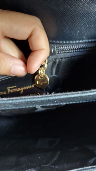 กระเป๋า salvatore ferragamo สีดำ รูปที่ 11
