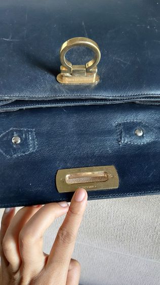 กระเป๋า salvatore ferragamo สีดำ รูปที่ 9