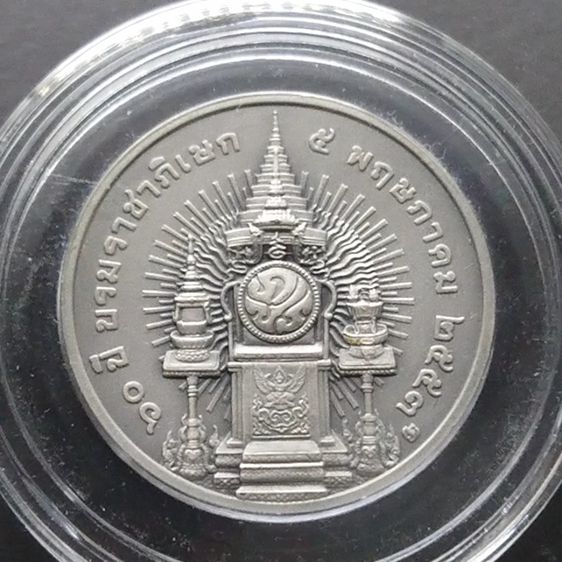 เหรียญเงินรมดำ ที่ระลึกครบ 60 ปี พระบรมราชาภิเษก ขนาด 3 เซ็นติเมตร พ.ศ.2553 (อุปกรณ์ครบ) รูปที่ 3