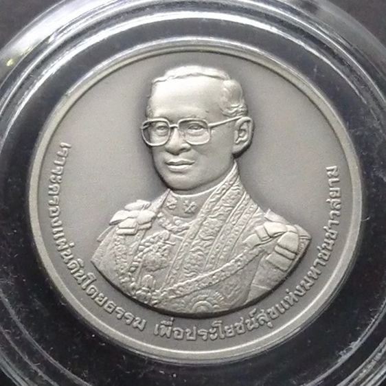 เหรียญเงินรมดำ ที่ระลึกครบ 60 ปี พระบรมราชาภิเษก ขนาด 3 เซ็นติเมตร พ.ศ.2553 (อุปกรณ์ครบ) รูปที่ 2