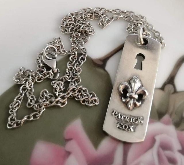 PATRICK COX​ sterling​ silver
Fleur-de-lis Pendant Necklace.

สร้อยคอเงินแท้งานแบรนด์​ -​ April vintage​