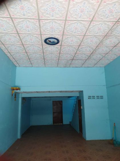 อาคารพาณิชย์สามชั้นครึ่ง เข้าซ.สีหบุรานุกิจ 6 เพียง 30 ม. เนื้อที่ 16 ตร.ว.
3 ห้องน้ำ 1 ครัว จอดรถ 1คัน ตกแต่งใหม่ทั้งหลัง  รูปที่ 2