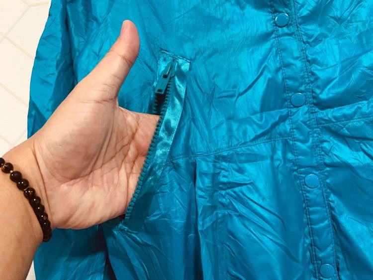เสื้อแจ็คเก็ตแขนยาว ADIDAS Original แท้ 💯 size M ขนาด อก 21 ยาว 25 สภาพดีมาก ผ้าร่มสีฟ้า ดีเทลสวย รายละเอียดดีหายากน่าสะสมครับ รูปที่ 4