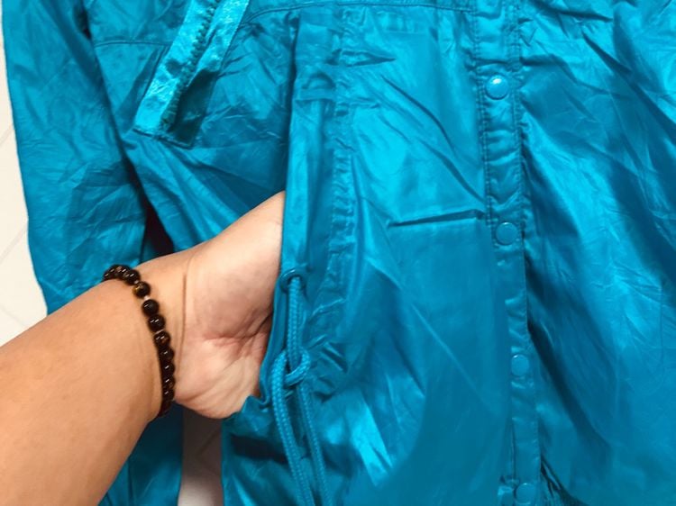 เสื้อแจ็คเก็ตแขนยาว ADIDAS Original แท้ 💯 size M ขนาด อก 21 ยาว 25 สภาพดีมาก ผ้าร่มสีฟ้า ดีเทลสวย รายละเอียดดีหายากน่าสะสมครับ รูปที่ 5