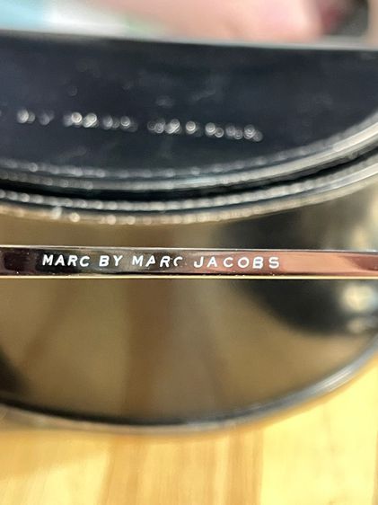 ส่งต่อ‼️ แว่นตากันแดด Marc Jacob’s แท้ สีเลนส์ไล่เฟดเข้มอ่อน กรอบสีเขียวมรกต อุปกรณ์ครบ มีรอยบ้างไม่มีผลต่อการใช้งาน รูปที่ 7