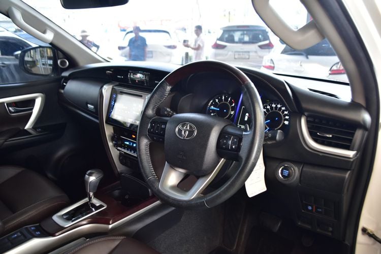 Toyota Fortuner 2018 2.4 V Utility-car ดีเซล ไม่ติดแก๊ส เกียร์อัตโนมัติ ขาว รูปที่ 3