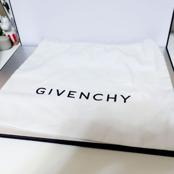 Used GIVENCHY
" Tri Color Leather Antigona Envelope Clutch " รูปที่ 18