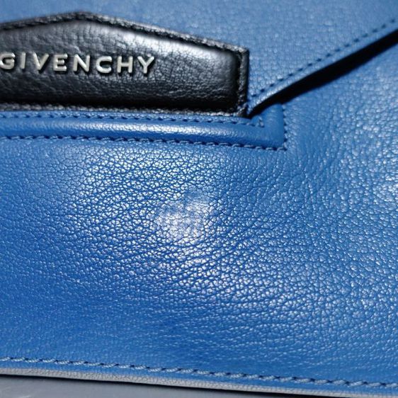 Used GIVENCHY
" Tri Color Leather Antigona Envelope Clutch " รูปที่ 12