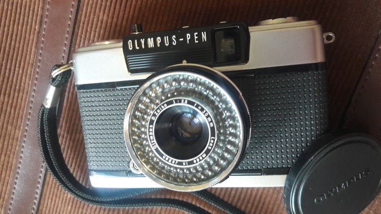 กล้องฟิล์ม Vintage olympus ees-2 made japan รุ่นtop สภาพใหม่ ใสกิ๊ก ไม่มีรอยหนัก ใช้งานได้ปรกติ หรือโชว์สะสมแต่งบ้าน ร้านค้า