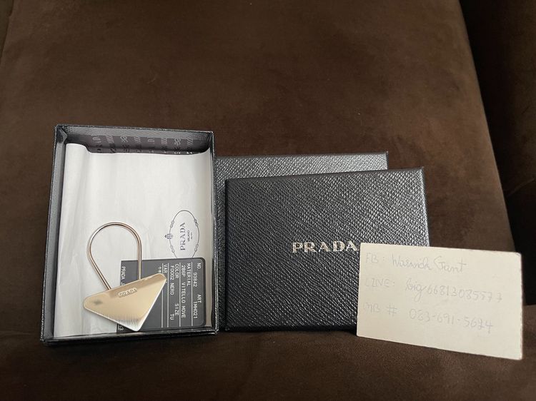 Prada แท้ Charm หรือ Key ring พวงกุญแจ สภาพใกล้ 100 มีกล่อง การ์ดครับ รูปที่ 2