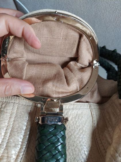 กระเป๋าถือ Fendi ของแท้ สีทูโทน สวยมาก รูปที่ 16