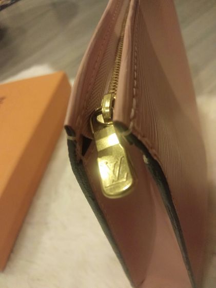 ขาย LV epi clutch bag สภาพดี สีสวยหวาน น่ารักมาก รูปที่ 5
