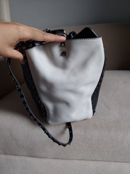 กระเป๋า valentino garavani ตอกหมุด ของแท้ หายาก สีขาวดำ  รูปที่ 2
