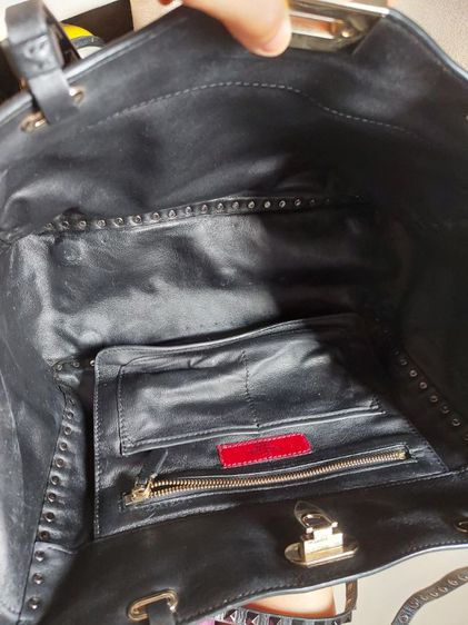 กระเป๋า valentino garavani ตอกหมุด ของแท้ หายาก สีขาวดำ  รูปที่ 5