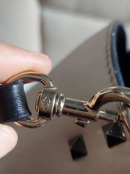 กระเป๋า valentino garavani ตอกหมุด ของแท้ หายาก สีขาวดำ  รูปที่ 10