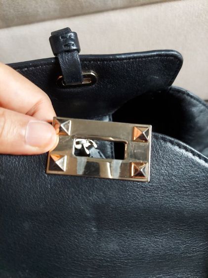 กระเป๋า valentino garavani ตอกหมุด ของแท้ หายาก สีขาวดำ  รูปที่ 9