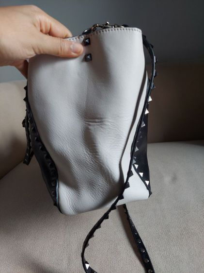กระเป๋า valentino garavani ตอกหมุด ของแท้ หายาก สีขาวดำ  รูปที่ 4